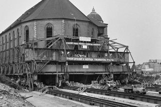Chrám, který se projel po kolejích. Před 50 lety přestěhovali kostel v Mostě - Seznam Zprávy